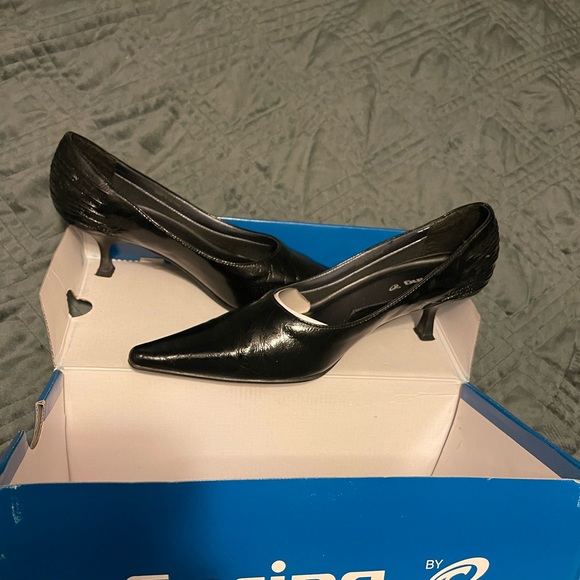 Womens Shoe - Picture 3 of 4